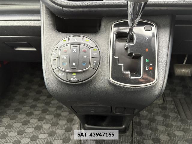 Toyota VOXY 2017-05 7867035-11