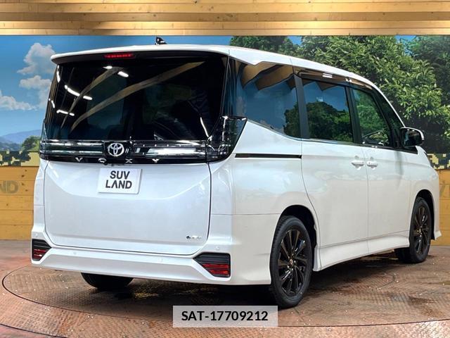 Toyota VOXY 2026-05 7867600-17