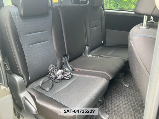 Toyota VOXY 2007-10 7868556-14