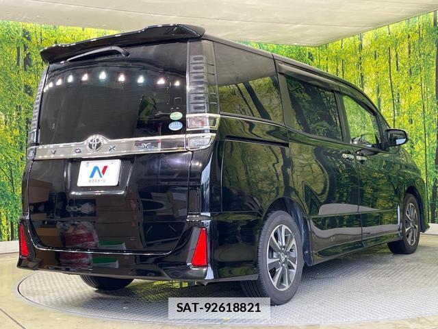 Toyota VOXY 2018-02 7869424-16