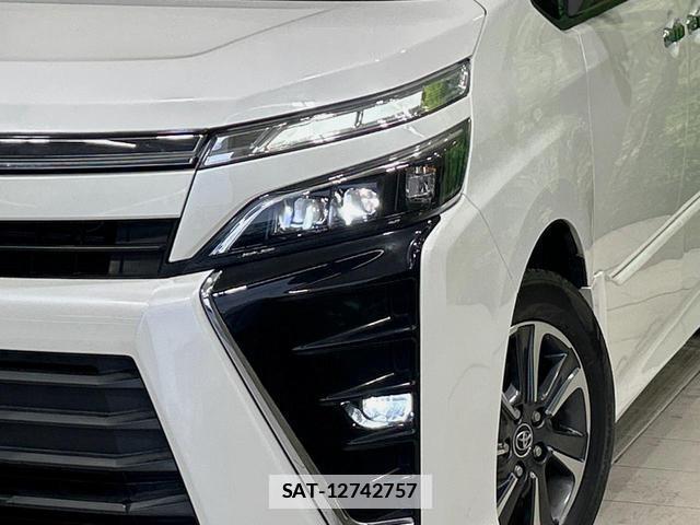 Toyota VOXY 2018-03 7870298-12