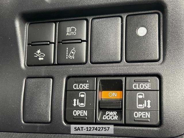 Toyota VOXY 2018-03 7870298-3
