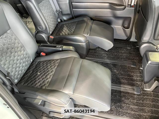 Toyota VOXY 2025-11 7870463-8