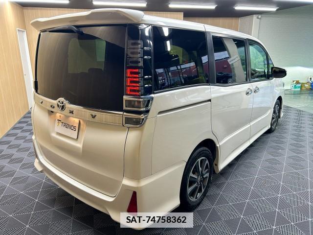 Toyota VOXY 2018-09 7871436-4