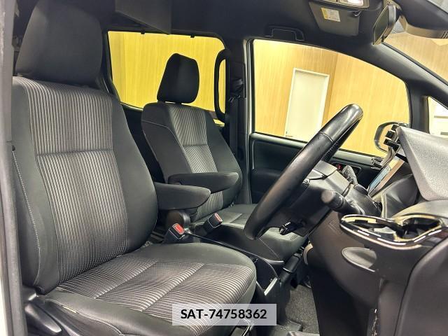 Toyota VOXY 2018-09 7871436-6