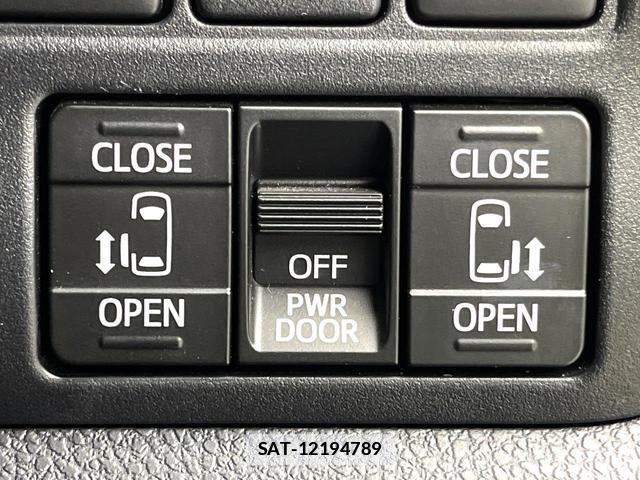 Toyota VOXY 2021-08 7871635-4