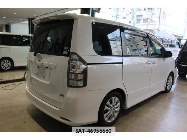 Toyota VOXY 2011-08 7872116-1