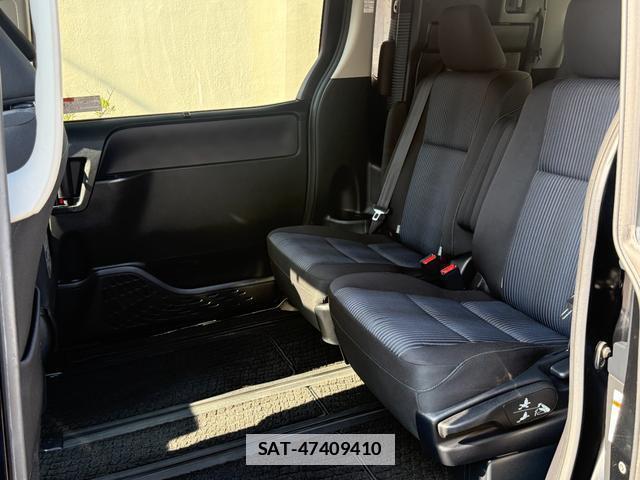 Toyota VOXY 2014-10 7872859-9