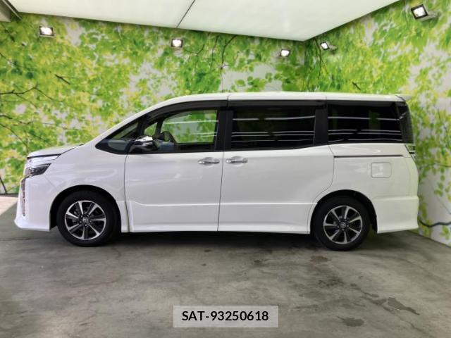 Toyota VOXY 2021-05 7872989-1