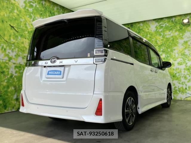 Toyota VOXY 2021-05 7872989-2