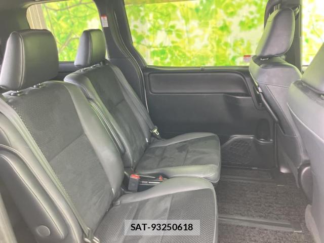 Toyota VOXY 2021-05 7872989-4