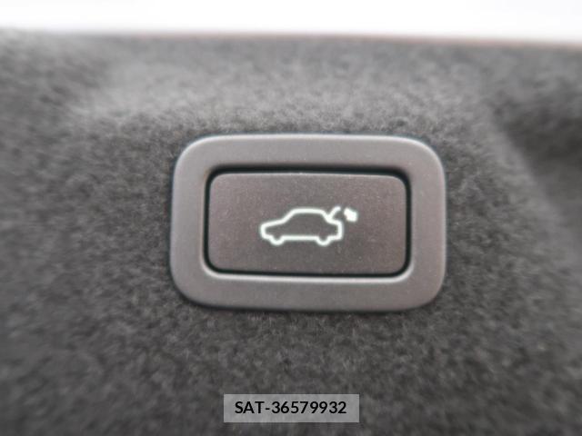 Jaguar XE 2019-07 7868471-10