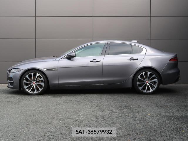 Jaguar XE 2019-07 7868471-16