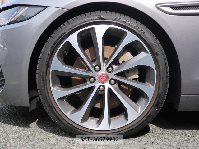 Jaguar XE 2019-07 7868471-2