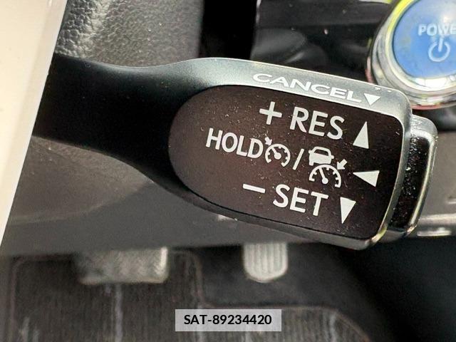 Toyota PRIUS 2017-10 7914544-12