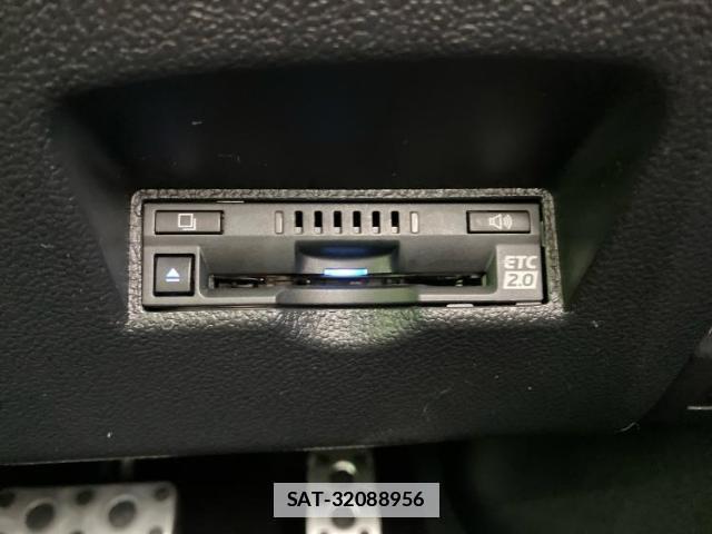 Toyota PRIUS 2022-10 7916805-17