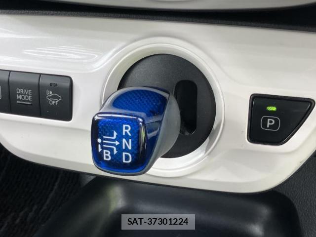 Toyota PRIUS 2017-06 7916981-17