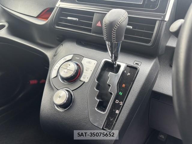 Toyota SIENTA 2015-10 7915758-11