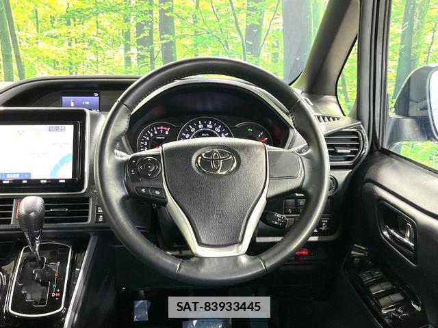 Toyota VOXY 2021-08 7912758-12