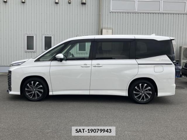Toyota VOXY 2023-05 7913004-1
