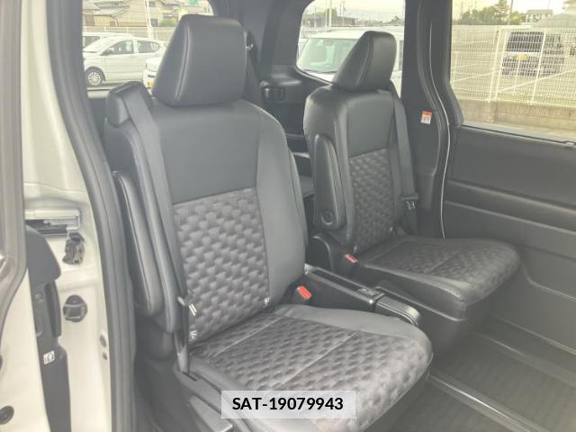 Toyota VOXY 2023-05 7913004-4