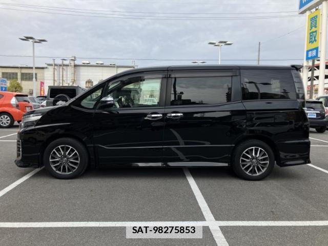 Toyota VOXY 2017-04 7913082-1