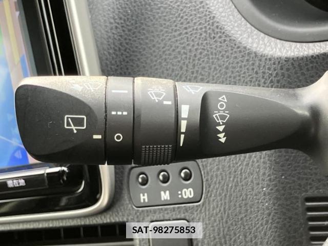 Toyota VOXY 2017-04 7913082-15