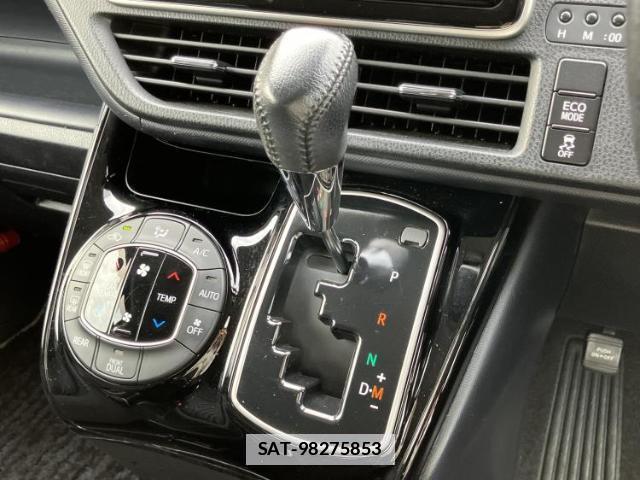 Toyota VOXY 2017-04 7913082-16