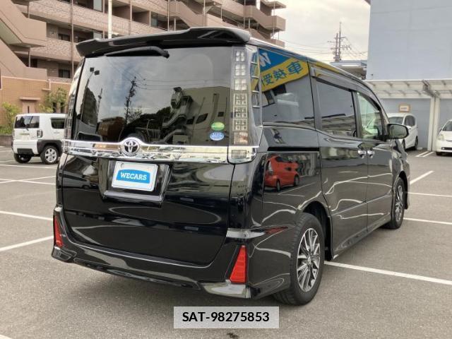 Toyota VOXY 2017-04 7913082-2