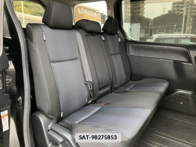 Toyota VOXY 2017-04 7913082-4