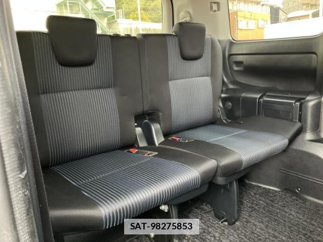 Toyota VOXY 2017-04 7913082-5