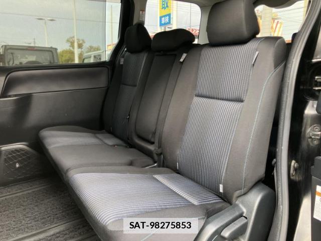 Toyota VOXY 2017-04 7913082-7