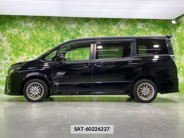 Toyota VOXY 2017-07 7913815-1