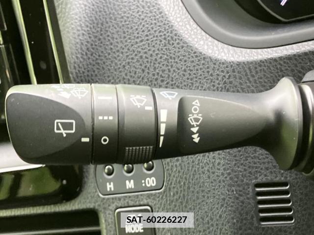 Toyota VOXY 2017-07 7913815-16