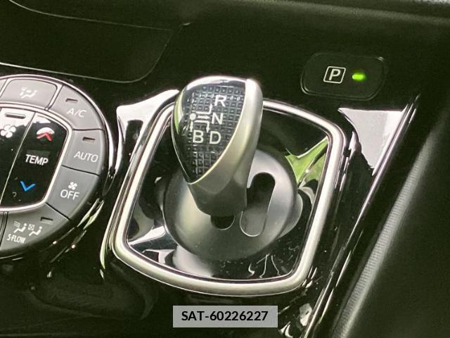 Toyota VOXY 2017-07 7913815-17