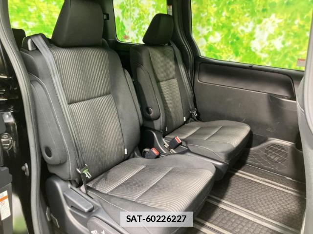 Toyota VOXY 2017-07 7913815-4