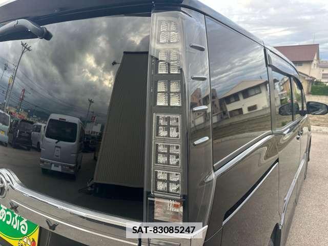 Toyota VOXY 2015-03 7913879-17