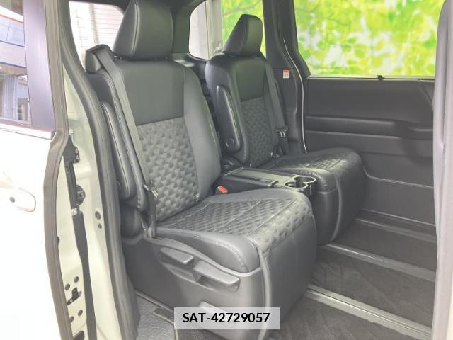 Toyota VOXY 2022-12 7916820-5