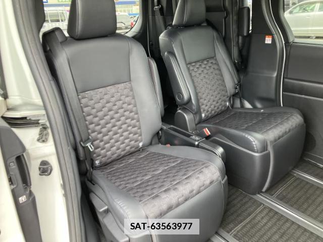 Toyota VOXY 2023-07 7917112-4