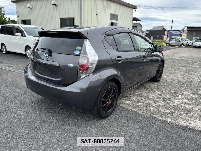 Toyota AQUA 2012-07 7935024-1