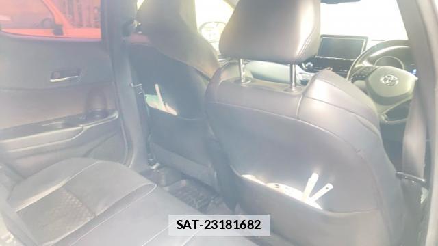 Toyota C-HR 2017-02 7934693-17
