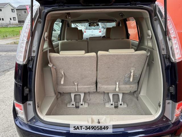 Toyota ISIS 2013-12 7935025-18