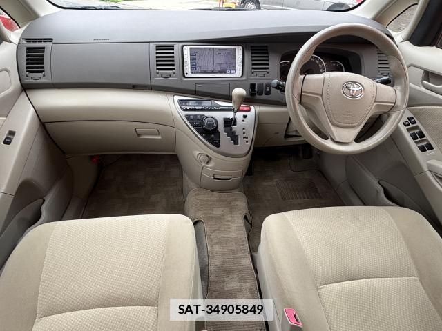 Toyota ISIS 2013-12 7935025-2