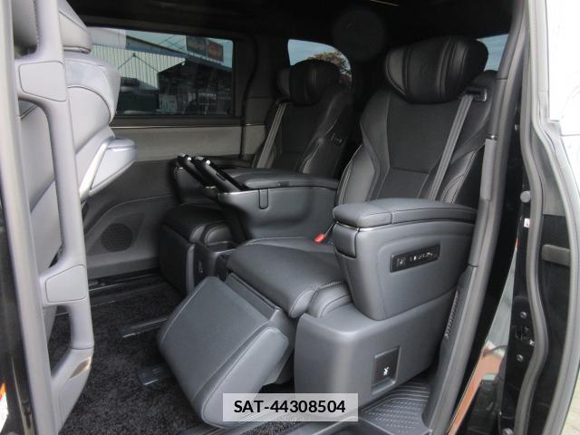 Lexus LM 2025-03 7934942-10