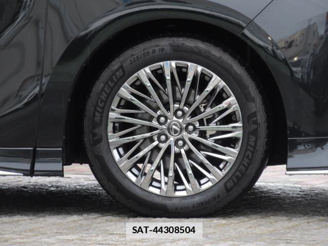 Lexus LM 2025-03 7934942-3