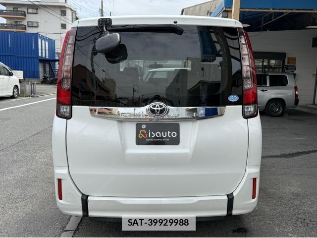 Toyota NOAH 2015-03 7936521-15