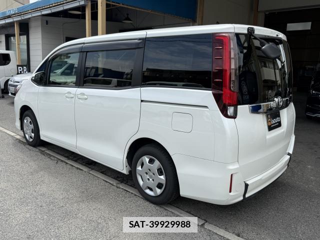 Toyota NOAH 2015-03 7936521-16