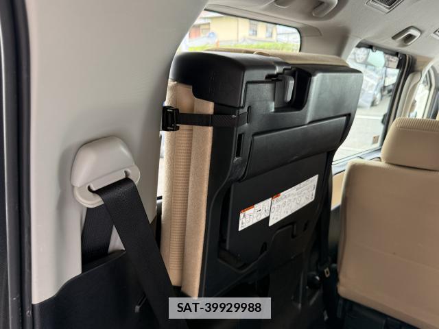 Toyota NOAH 2015-03 7936521-9