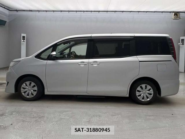 Toyota NOAH 2021-06 7936601-12