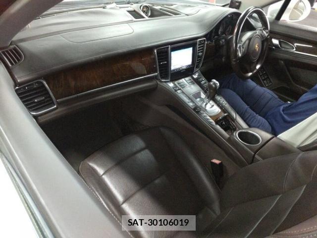 Porsche PANAMERA 2010-04 7936472-2